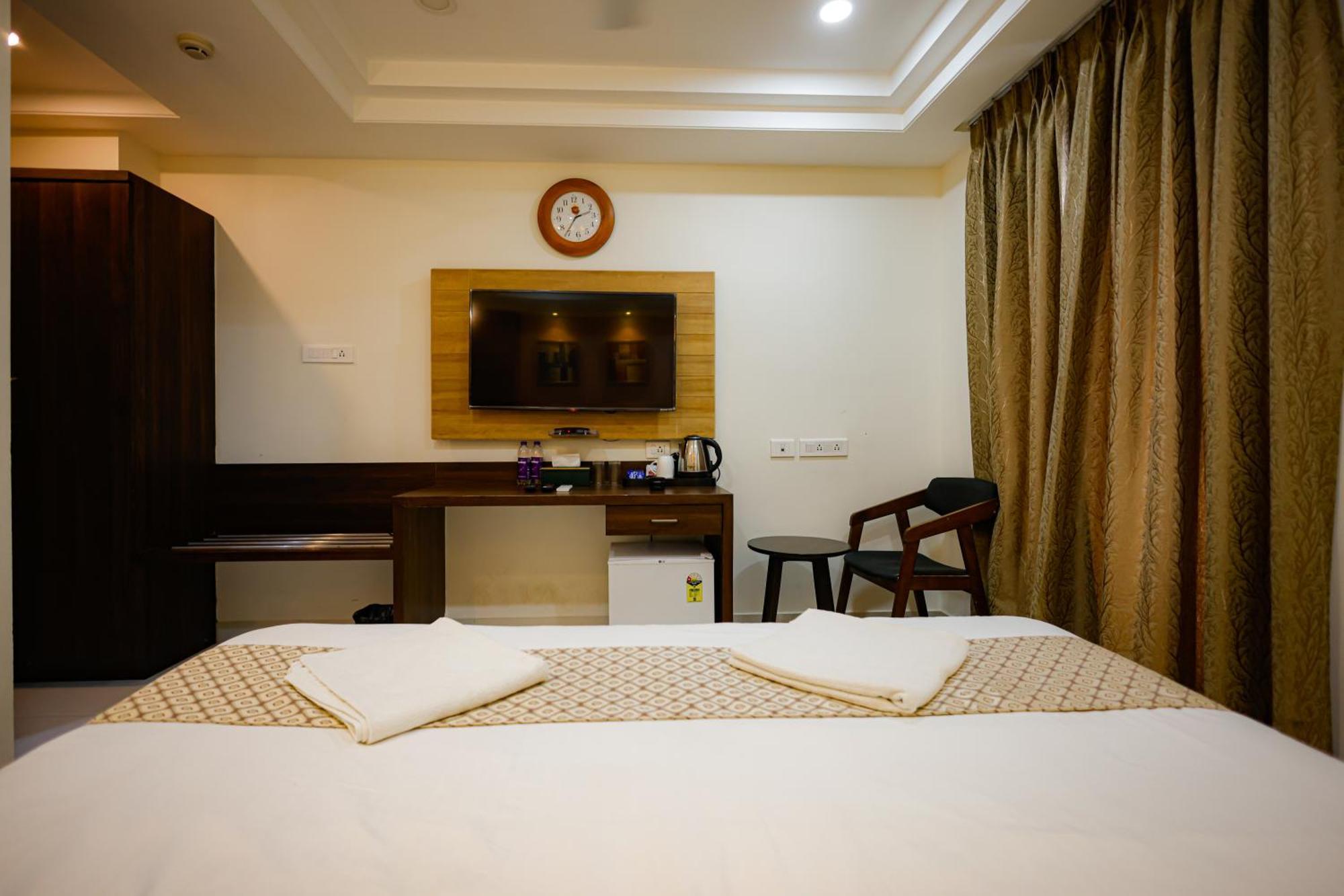 M Square Hotel Haydarabad Dış mekan fotoğraf