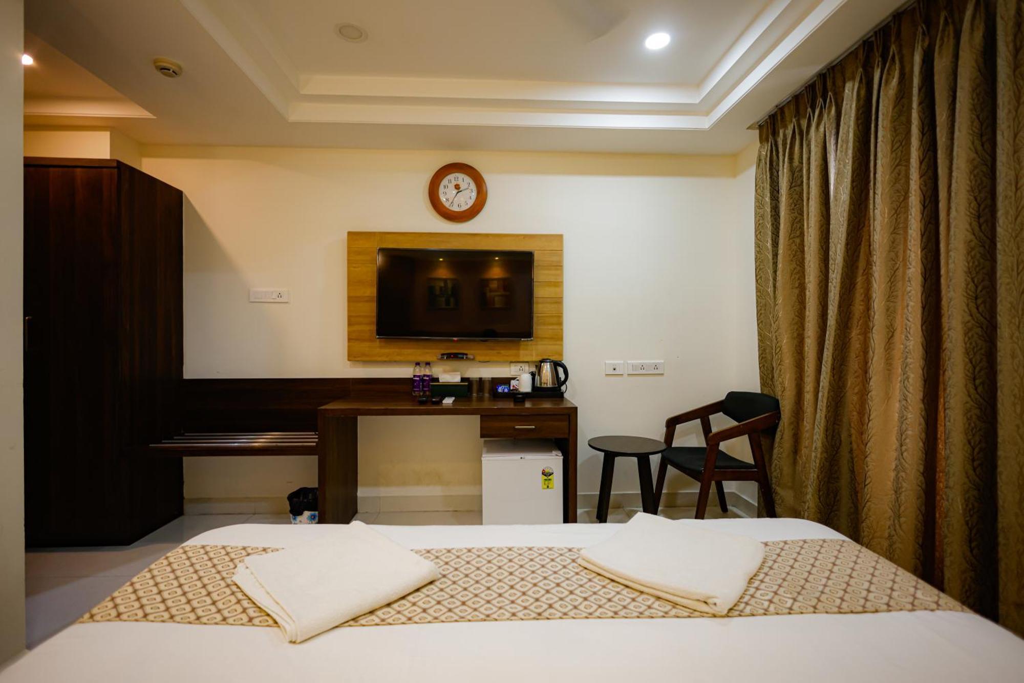 M Square Hotel Haydarabad Dış mekan fotoğraf