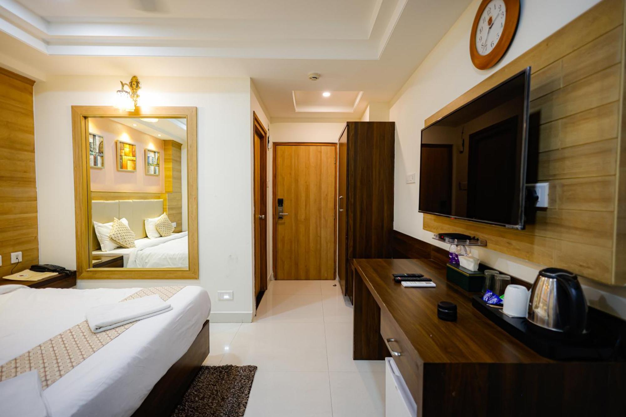 M Square Hotel Haydarabad Dış mekan fotoğraf
