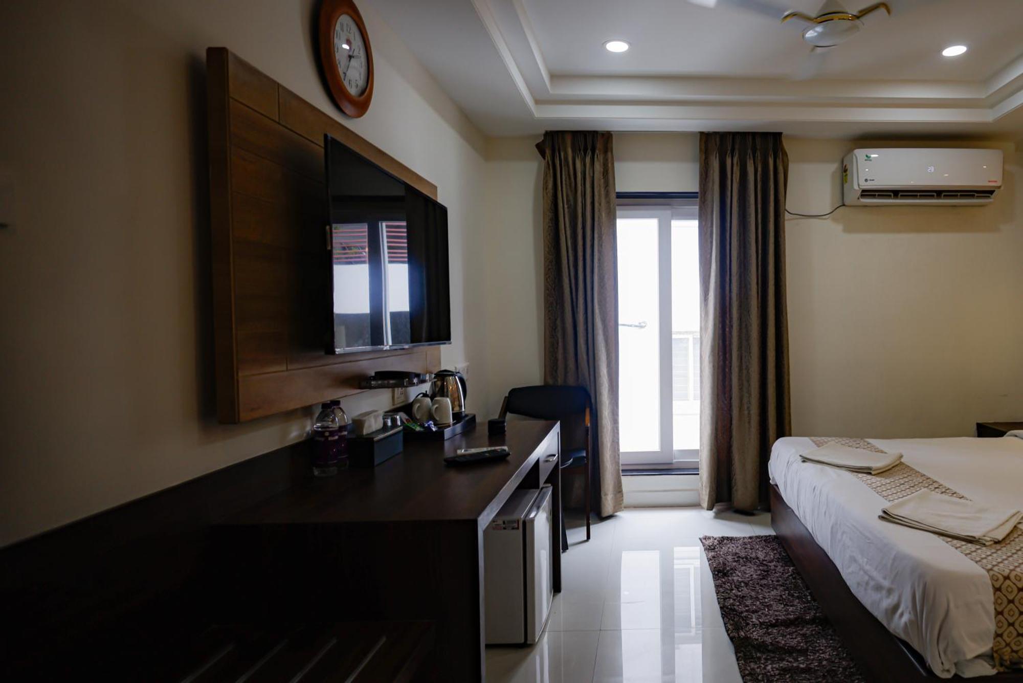 M Square Hotel Haydarabad Dış mekan fotoğraf