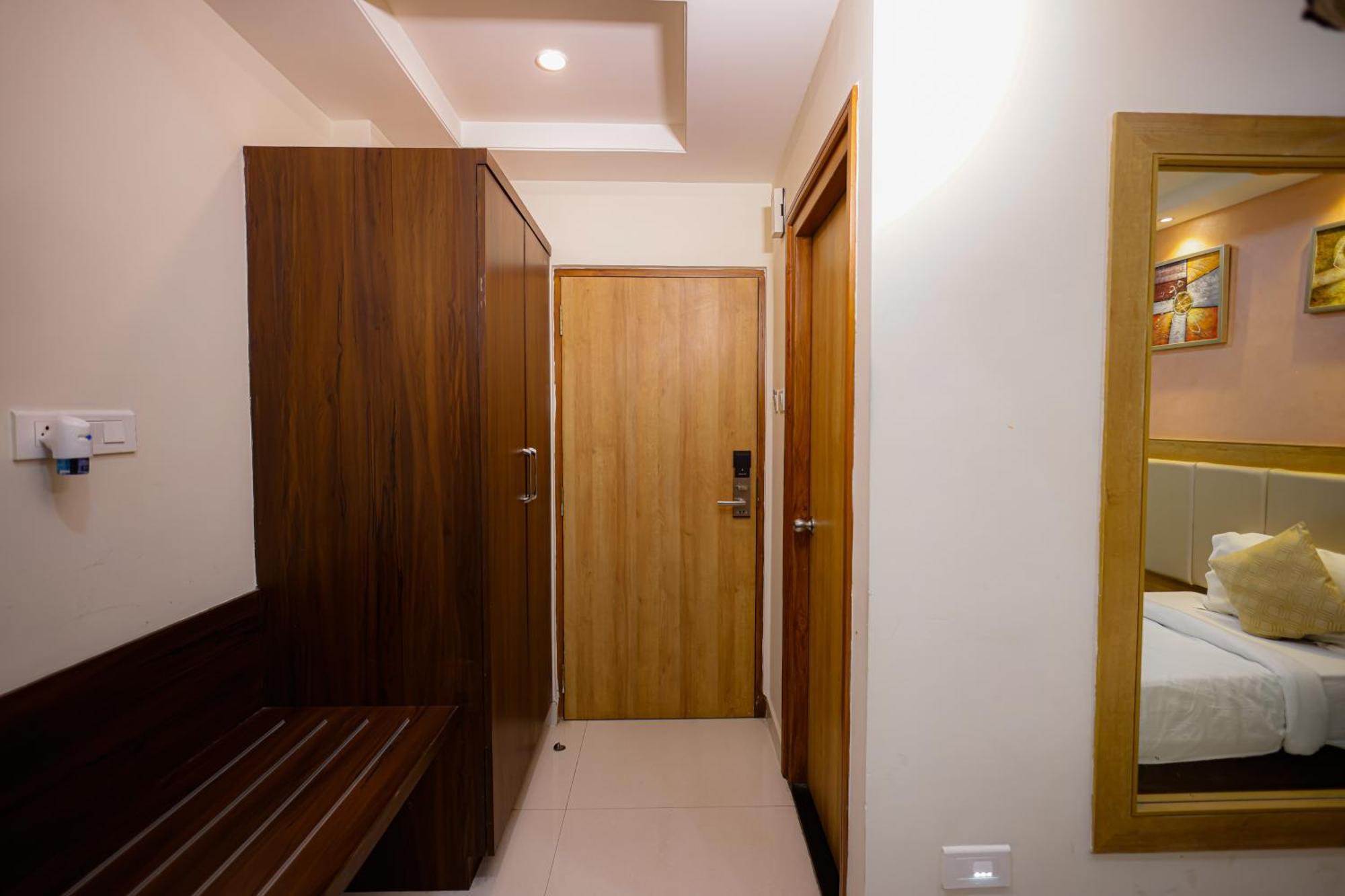 M Square Hotel Haydarabad Dış mekan fotoğraf