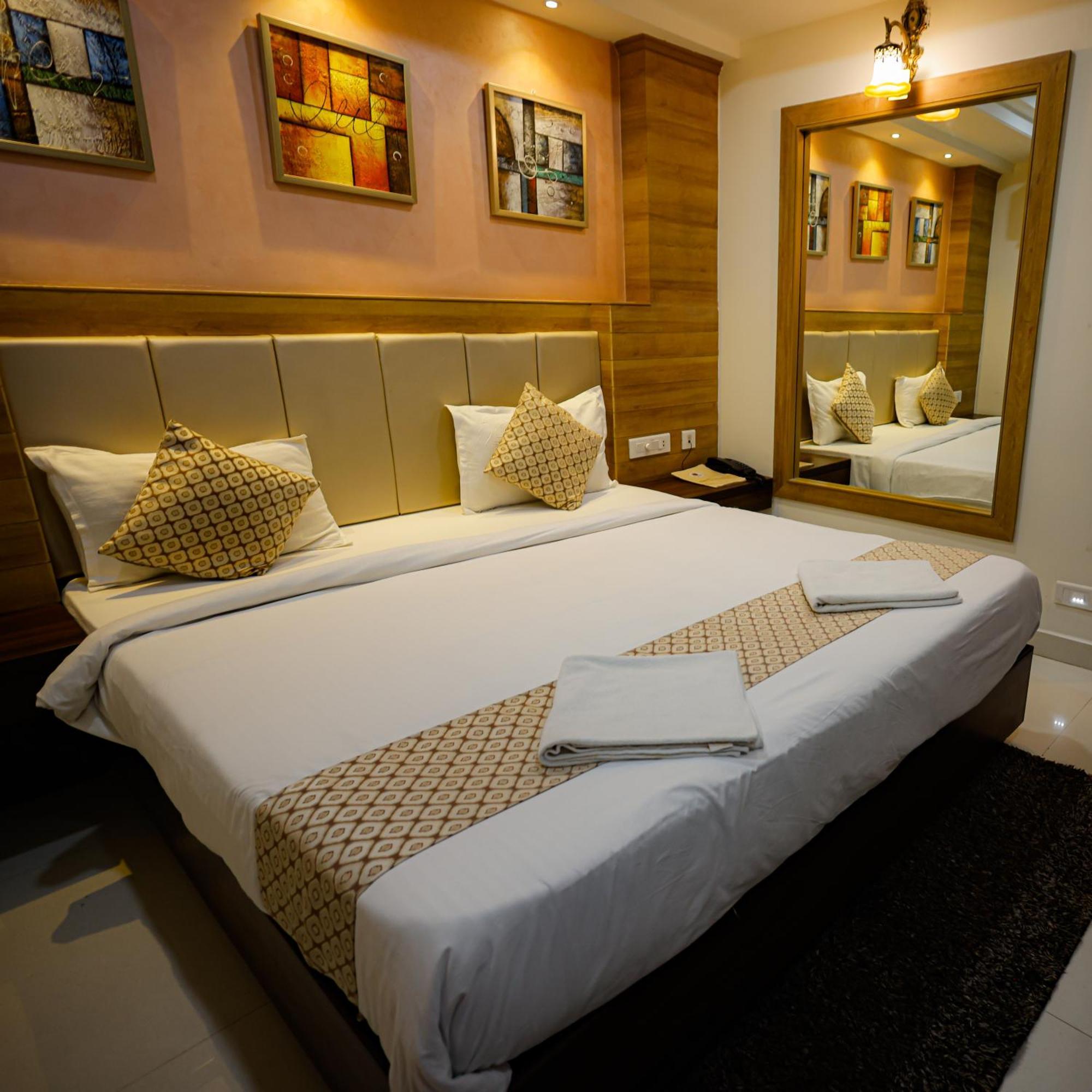 M Square Hotel Haydarabad Dış mekan fotoğraf